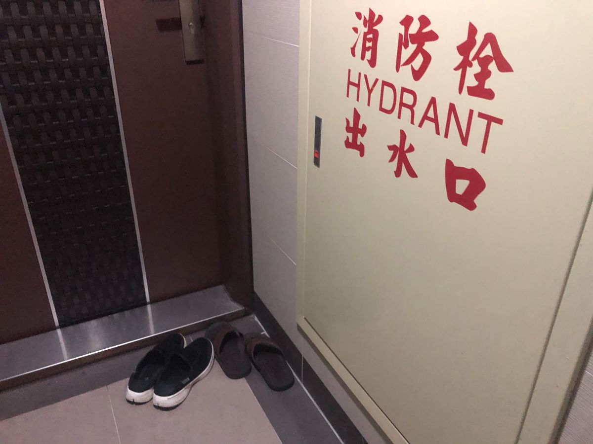 ▲即使社區規約要求門口及走廊不得放鞋，管委會仍不可擅自將之丟棄。（圖／信義房屋提供） 