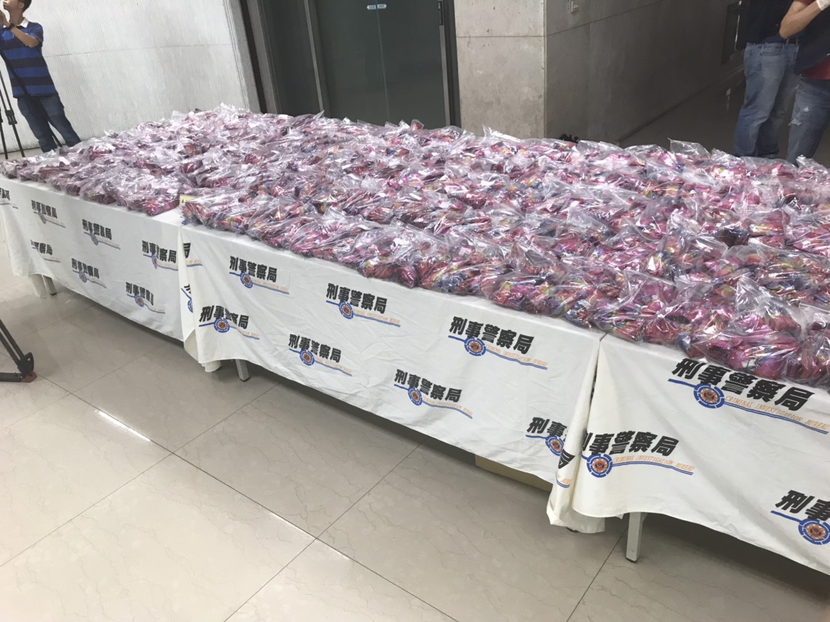 ▲桌上一包包糖果包裝，裡頭裝的全是毒品，數量多達1萬多包。（圖／花蓮縣警局提供）