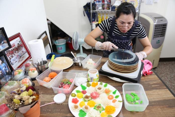 ▲范清姮女士專注的製作3D立體果凍。（圖／嘉義縣政府提供）