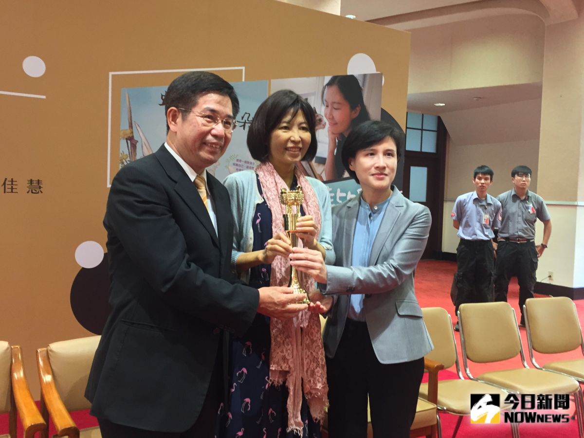 ▲兒童文學作家幸佳慧拿下「特別貢獻獎」，行政院長蘇貞昌今（26）特別邀請幸佳慧至行政院，同時也提前授與金鼎獎獎座。（圖／記者黃仁杰攝, 2019.8.26）