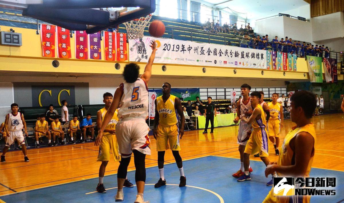 ▲大專男生組比賽，中州科大(黃衣)以68:53擊退明道大學，取得預賽第一場勝利。（圖／記者陳雅芳攝，2019.08.26）