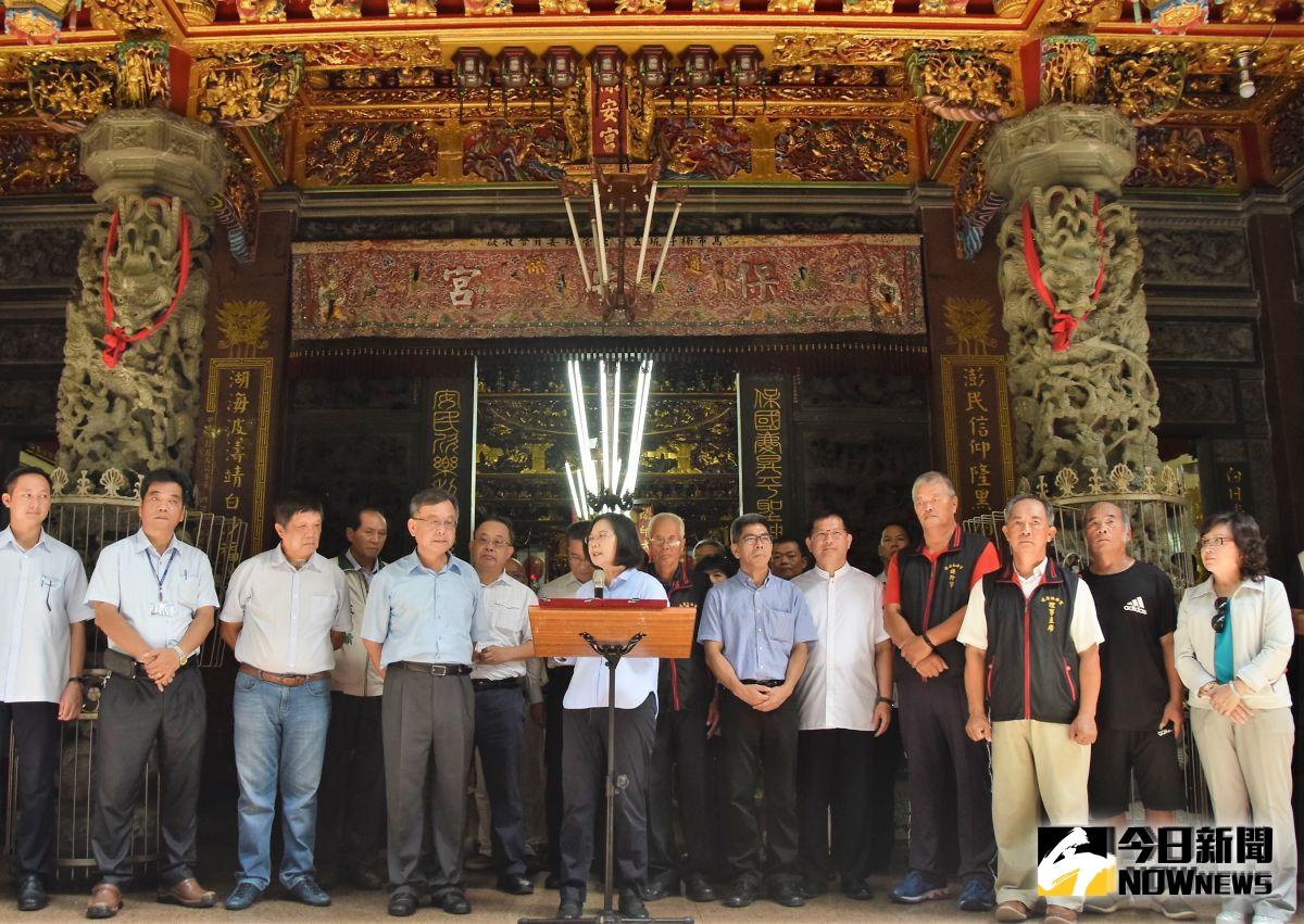 ▲「辣台妹」蔡英文到通樑保安宮與馬公觀音亭拜拜，這兩座廟都是澎湖離島香火最盛的廟宇之一。（圖／記者張塵攝，2019.08.26）
