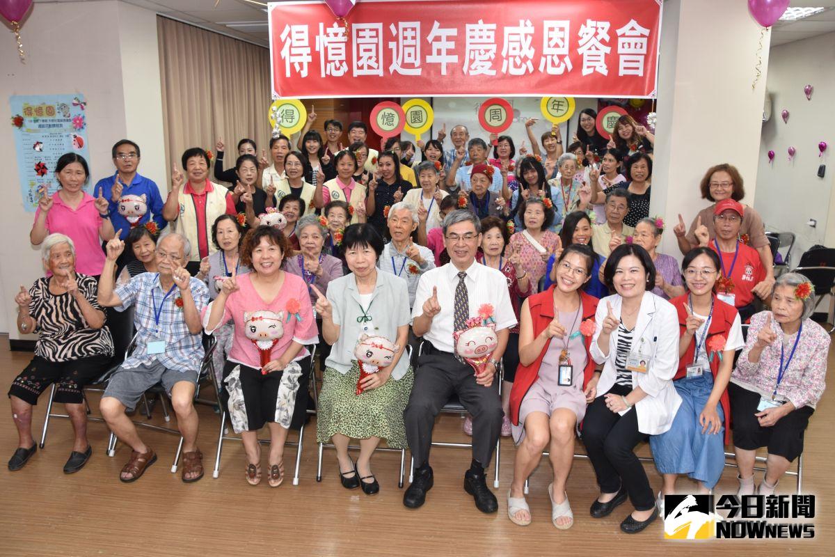 ▲彰基「得憶園」舉辦周年慶，彰基失智症中心主任王文甫醫師也與長輩們同樂，並肯定團隊提供失智症家庭貼近的服務。（圖／記者陳雅芳攝，2019.08.26）