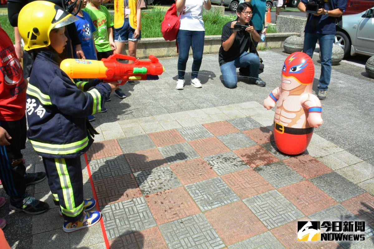 ▲彰化縣消防局舉辦炙熱火鳳凰挑戰營，小朋友體驗消防射水闖關活動，學習正確的消防知識。（圖／記者陳雅芳攝，2019.08.26）