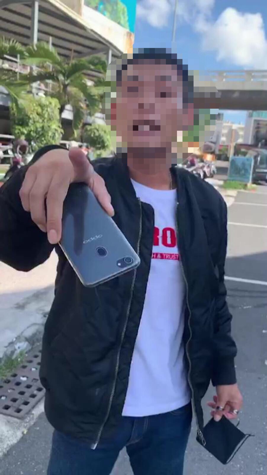 ▲陳男在醫院門口與父親爭吵，情緒失控，踹倒父親機車。（圖／記者陳聖璋翻攝）