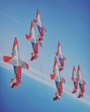 空軍雷虎小組自強交棒勇鷹表演　西班牙「遠親」卻交棒螺旋槳飛機
