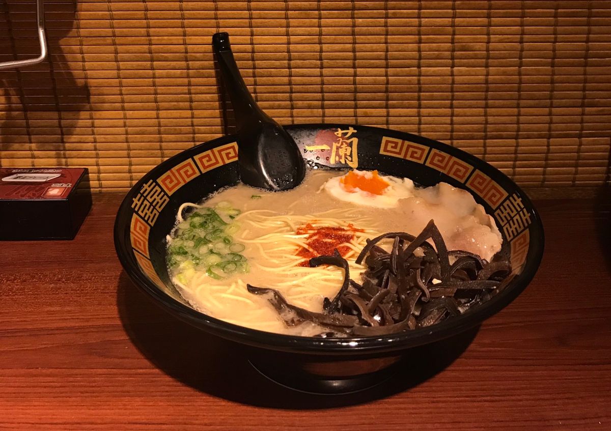 ▲有網友在 PTT 指出，來台展店的連鎖「一蘭拉麵」總是大排長龍，好奇詢問原因為何，貼文立刻引發網友熱議；此外，也有神人揭密一蘭拉麵美味的特殊配料。（圖／ NOWnews 資料照）