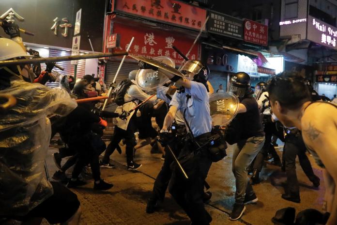 ▲香港反送中示威潮不減反增，港媒引述香港建制派消息，稱港府可能採取消耗戰策略，意圖平息示威活動。（圖／美聯社／達志影像）
