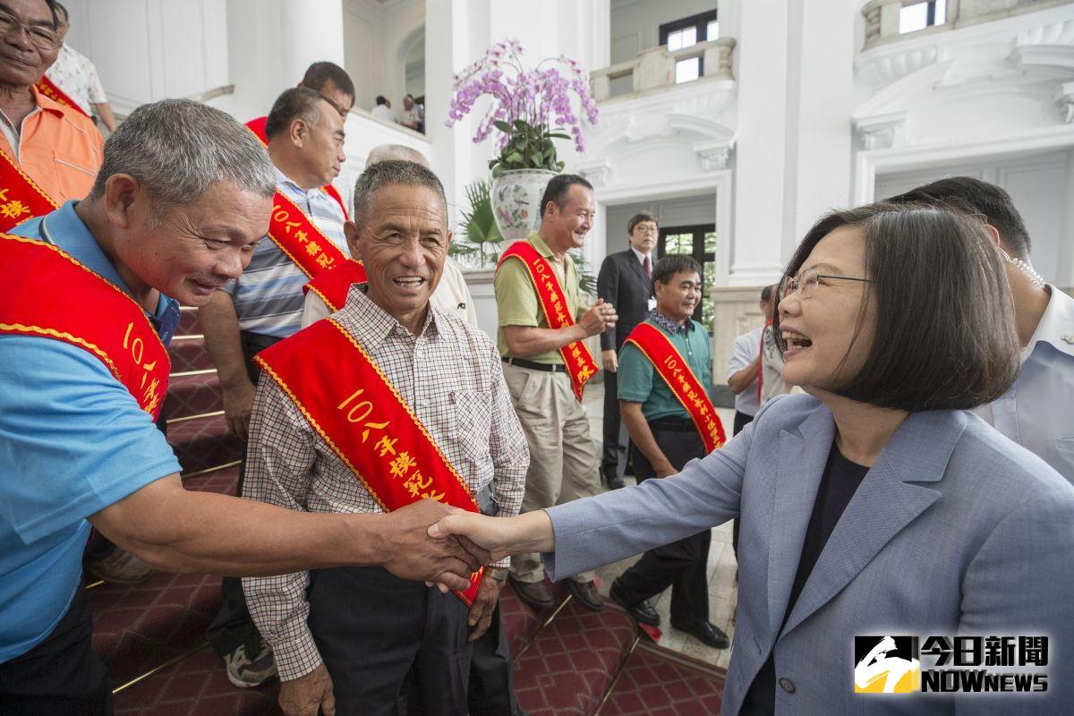 總統蔡英文27日接見「農田水利會會長暨模範水利小組組長」代表，肯定水利會2年來的努力。（圖／總統府提供）