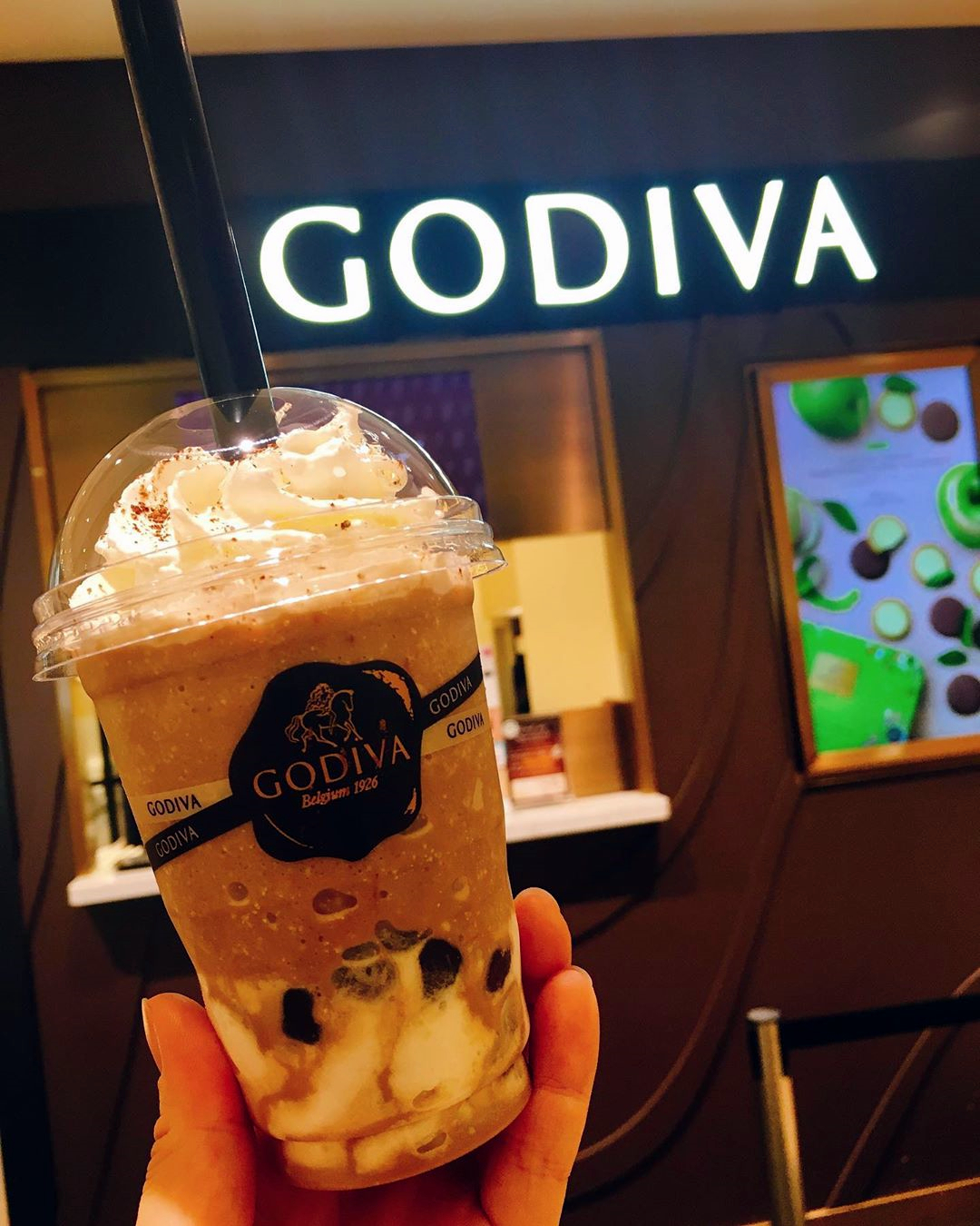 ▲GODIVA珍奶成為日本小資網友po上IG的最新風潮。（圖／翻攝自日本網友堀まどかIG）