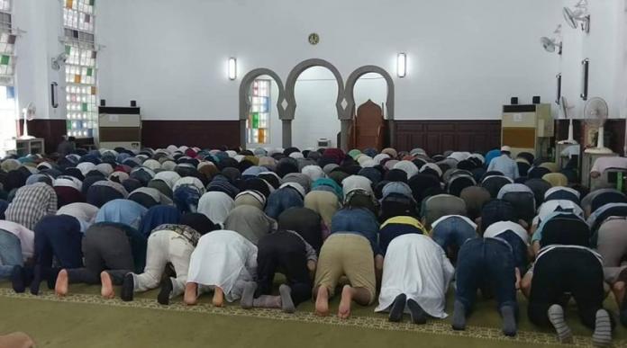正在虔誠祈禱的穆斯林-圖_那伊柏提供。