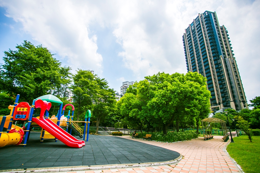 ▲若預算有限，又想入住北投區，房仲推薦捷運新北投站周邊的中古大樓相較便宜好入手。（圖／信義房屋提供）