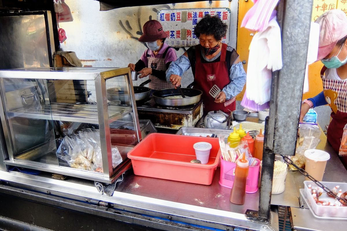 ▲一名網友也在 PTT 上發問，一般人是否會捧場路邊的古早味餐車早餐店。示意圖與本文內容無關。（圖／翻攝）