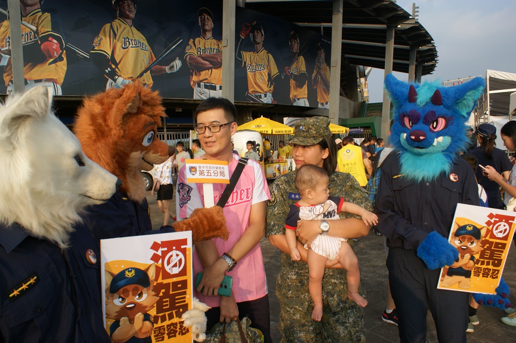 ▲中市五分局員警扮成動漫汪星人，於際球場人潮中宣導交通安全（圖／警方提供）