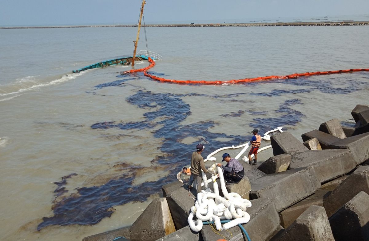 ▲幾乎沈没的貨輪漏油已污染海域。（圖／記者陳惲朋翻攝）