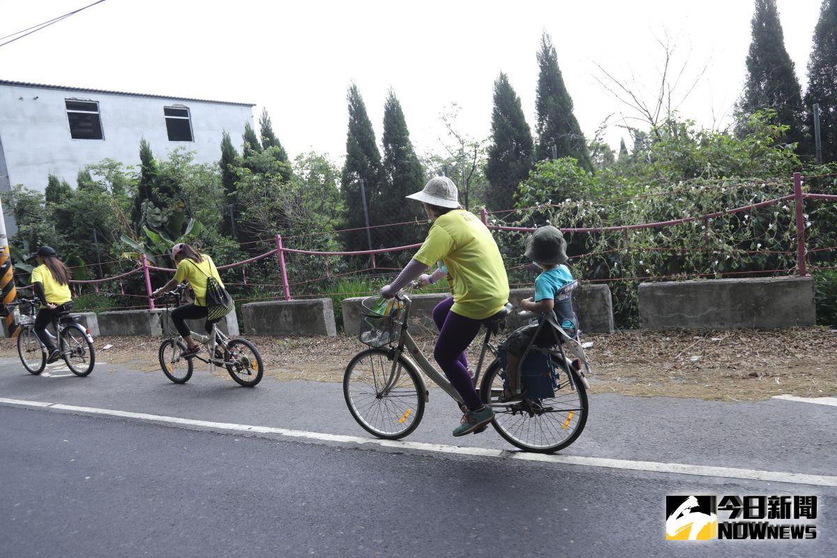 ▲埤頭鄉台糖舊鐵道綠色廊道吸引民眾騎單車欣賞田野的美。（圖／記者陳雅芳攝，2019.08.27）