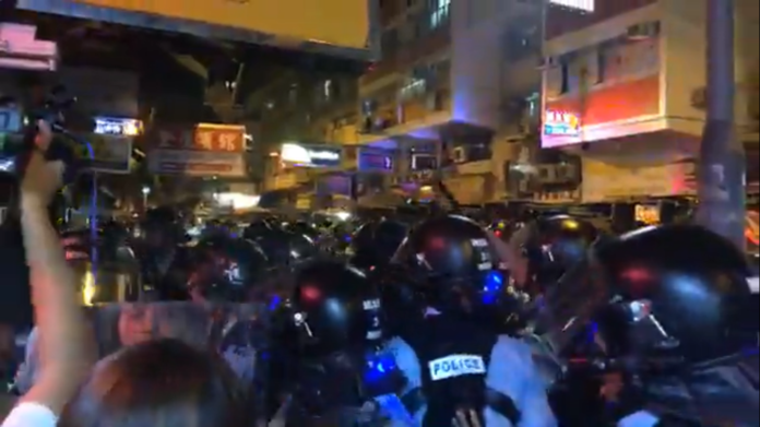 ▲香港 28 日午夜再發生示威者包圍警署抗議事件，防暴警察出動。（圖／翻攝自立場新聞）