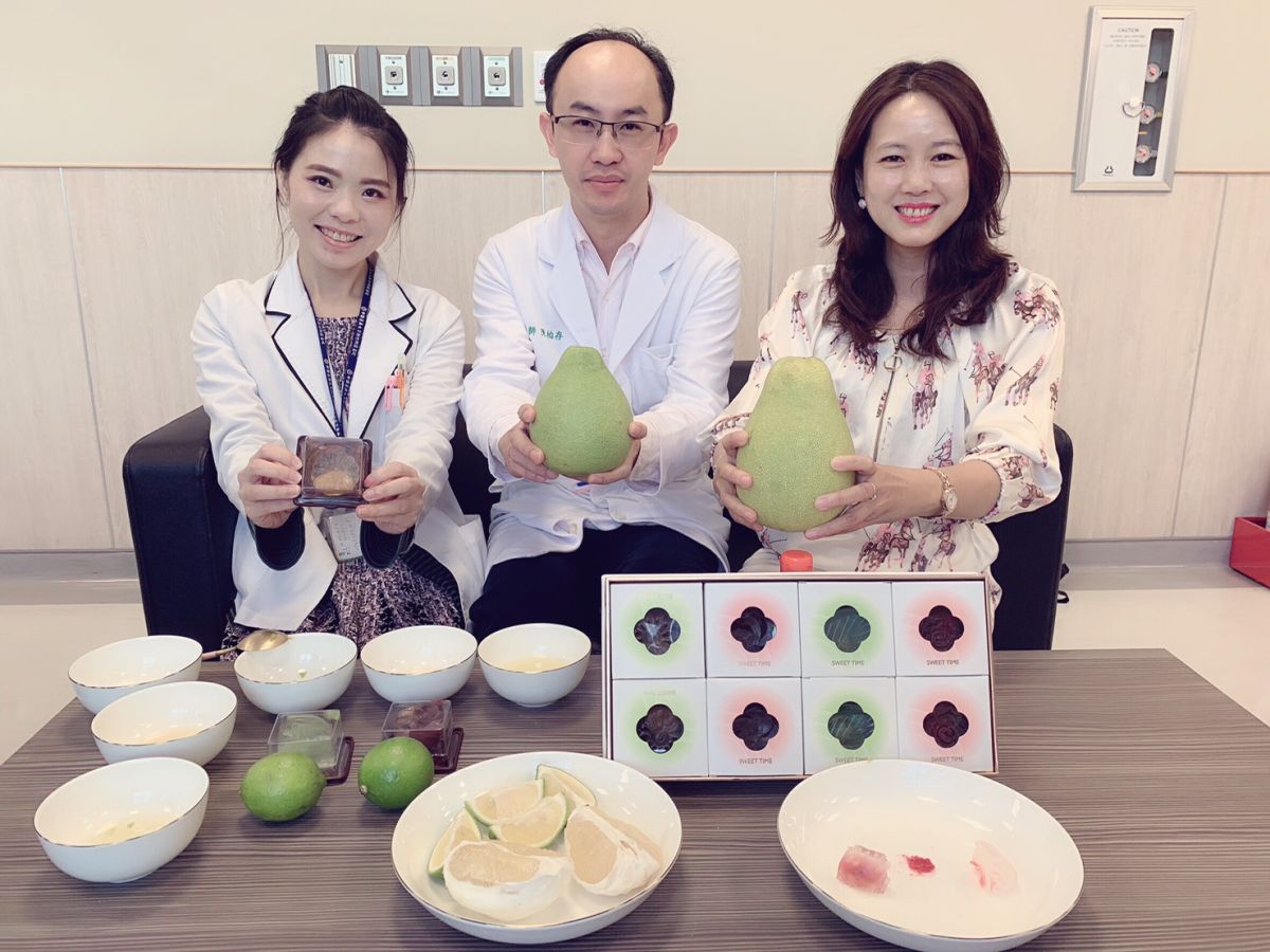 ▲醫師、營養師教您自製水晶月餅、烤肉醬，低磷、低鉀、低鹽、低蛋白，高度健康賞月。（圖／中醫大新竹附醫提供）