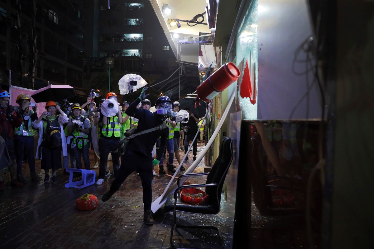 ▲反送中風暴延燒，外界憂心港府是否會動用《緊急情況規例條例》。圖為 8 月 25 日示威資料照。（圖／美聯社／達志影像）