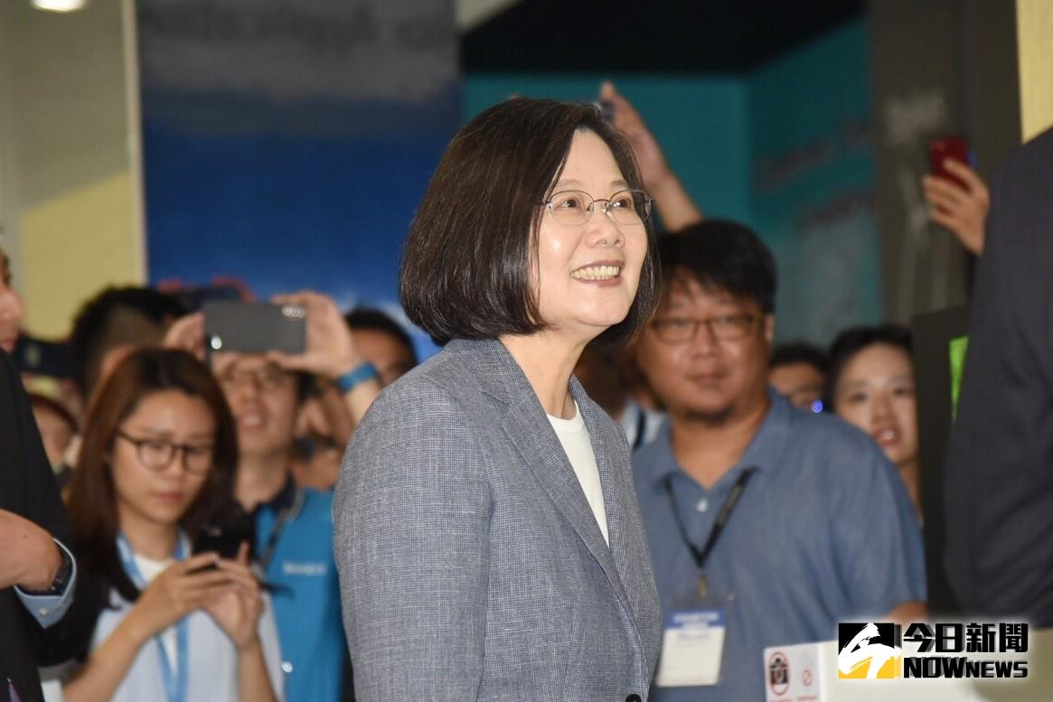 針對媒體報導總統專機的空軍一號，近來出現發電機故障，蔡總統蔡英文是否有考慮換要換機？對此，蔡英文28日受訪時表示，這事情我們就讓空軍，以空軍專業來做最後決定，對華航維修能力也有信心。（圖／記者陳明安攝，2019,08,28)