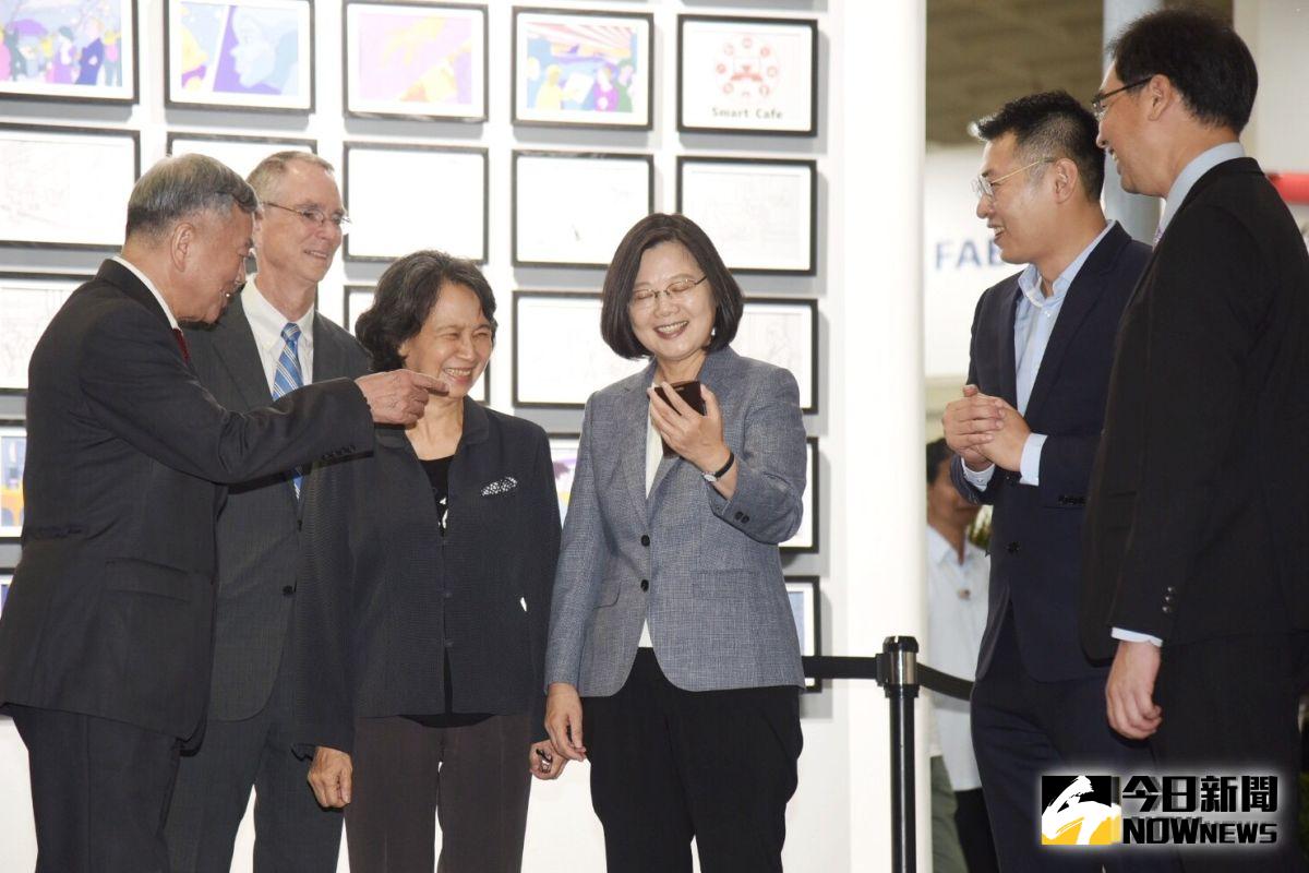 蔡英文今天出席出席「2019智慧顯示展覽會、智慧製造與監控辨識展覽會開幕典禮」，