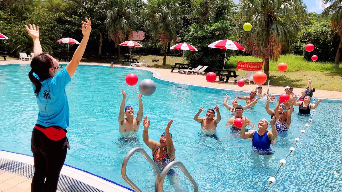 ▲屏縣府結合醫療與社區經驗推出水中有氧芭蕾訓練。（圖／小墾丁提供）