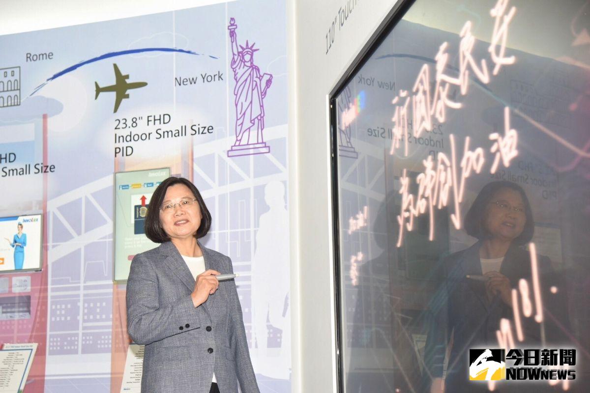 總統蔡英文今（28）日上午出席「2019智慧顯示展覽會、智慧製造與監控辨識展覽會開幕典禮」，參觀過程中，卻發生面板不給面子，讓蔡英文簽不出名字的事。（圖／記者陳明安攝2019,08,28)