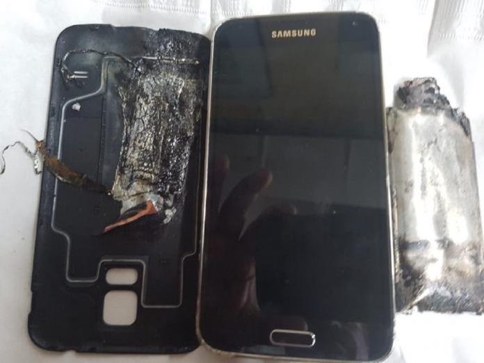 ▲庫納的手機爆炸過後，內層可見焦黑痕跡。（圖／翻攝自 City News ）