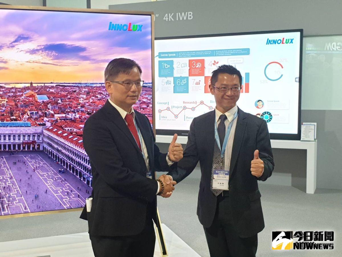 ▲群創董事長洪進揚（圖右）指出，今年群創在Touch Taiwan展上有三大主軸，包括柔性、可摺疊、可捲曲等。圖左為群創總經理楊柱祥。（圖／記者許家禎攝，2019.8.28）