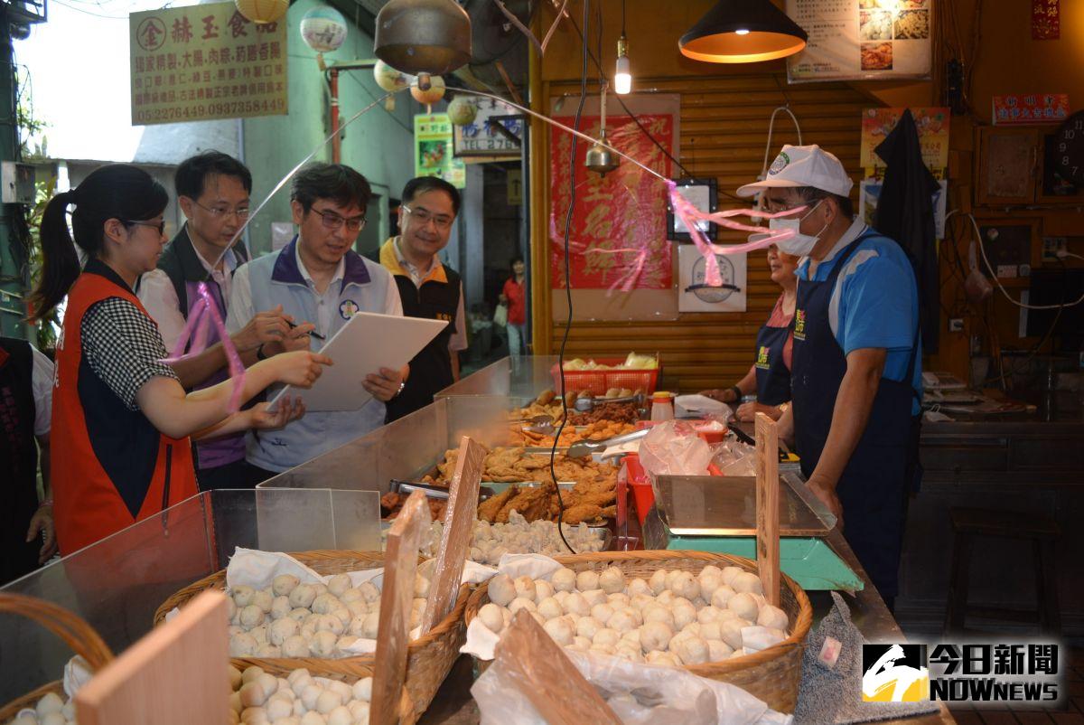 ▲衛生局局長張耀懋（持板者）帶隊進行東市場之熟食區、販售區的食品查核。（圖／記者郭政隆攝影2019.8.28）
