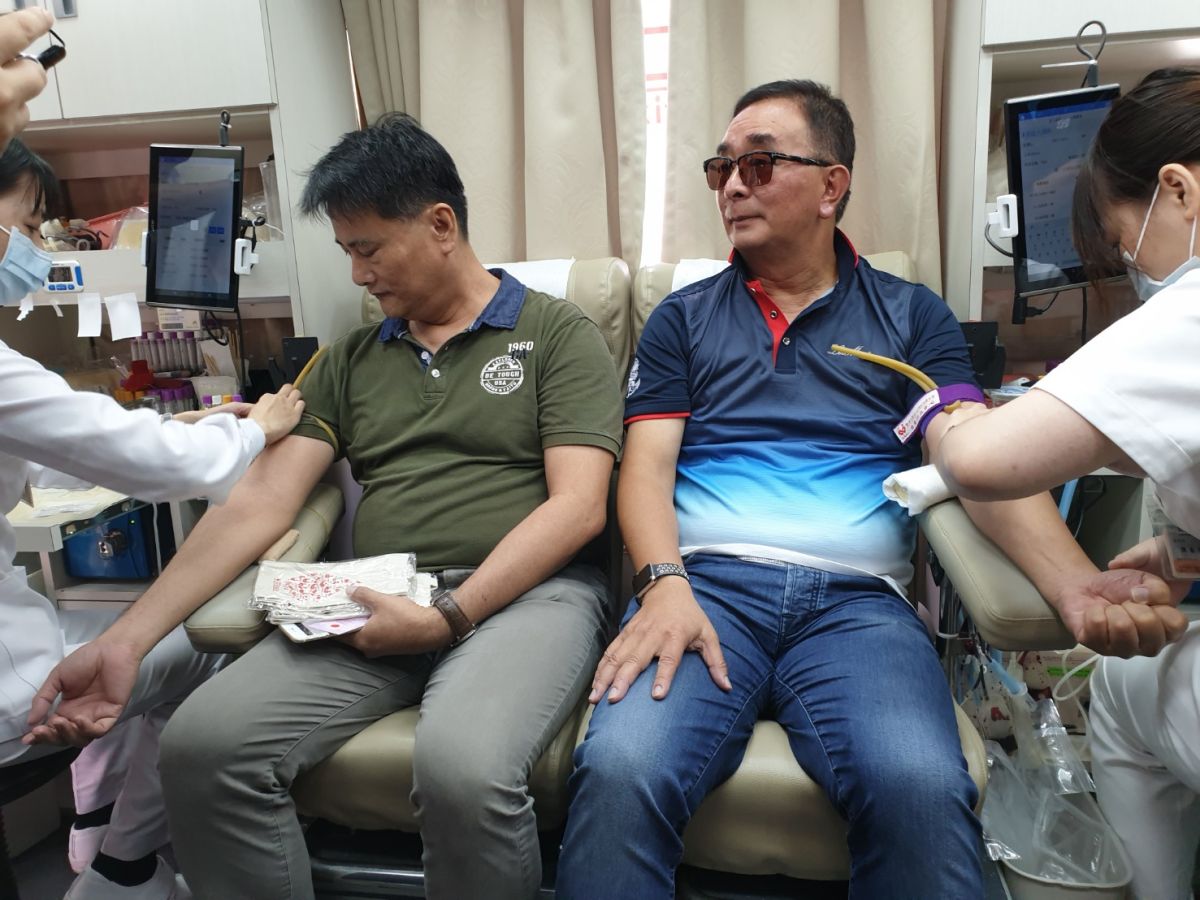 ▲麗明營造董事長吳春山（右）從克服怕血心理障礙，到熱心捐血逾20年，已捐出逾萬cc熱血。（圖／金武鳳攝，2019.8.28）