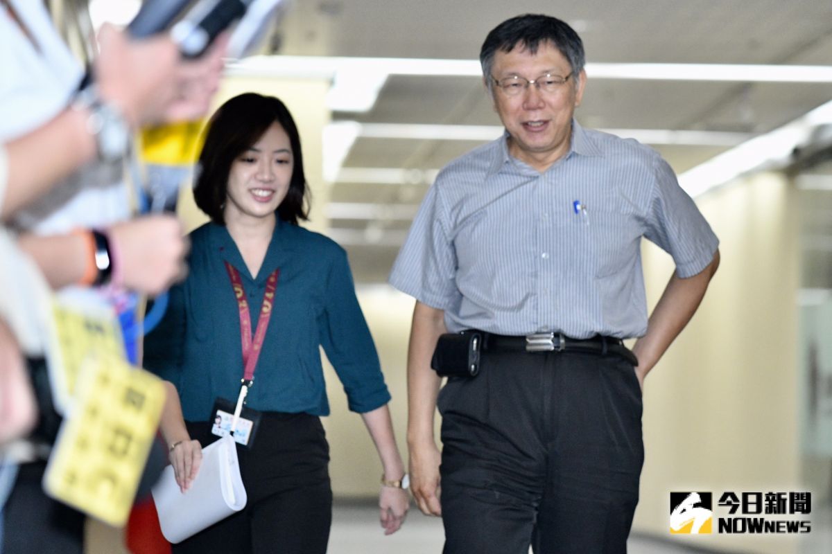 ▲台北市長柯文哲與北市府副發言人黃瀞瑩。（圖／林柏年攝, 2019.8.19）