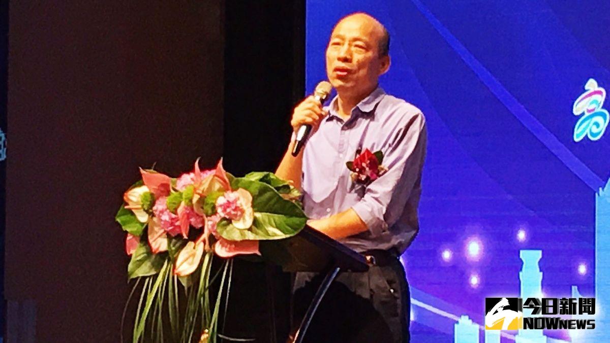 ▲高雄市長韓國瑜今(28)日出席特優暨資深里長表揚大會，卻遭兩位罷韓里長輪番嗆聲，兩人都建議韓國瑜辭市長，韓國瑜表示，領獎和表達意見分開會比較好。（圖／記者郭俊暉攝，2019.08.28）