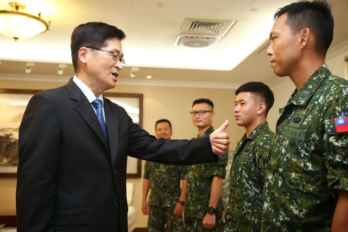 ▲國防部長嚴德發28日召見特戰官兵，對他們的表現豎起大拇指「按讚」。（圖／軍聞社提供, 2019.8.28）