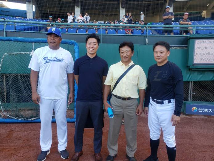 琉球藍海隊GM田尾安志(中右)和球團社長小林太志(中左)來到新莊棒球場，拜會富邦悍將總教練陳連宏以及Lamigo桃猿總教練洪一中。（圖／黃建霖攝）