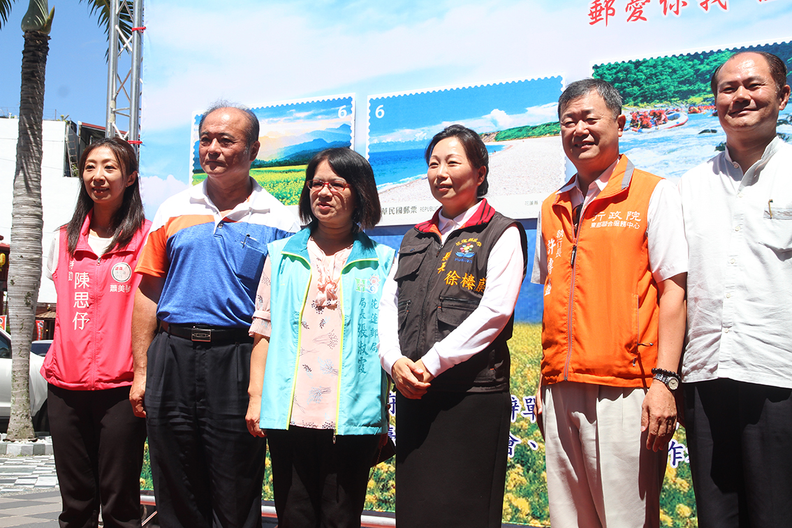 ▲由中華郵政發行的「寶島風情」系列郵票，今天正式開賣，花蓮縣長徐榛蔚也出席記者會。（圖／記者鄭志宏攝）