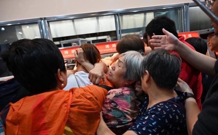 ▲中國大陸首間好市多（Costco）昨（27）日於上海開幕，立即引發暴動，短短 4 小時之內就因人潮爆多而宣布「暫停營業」，讓許多消費者大感不滿。（圖／翻攝自微博）