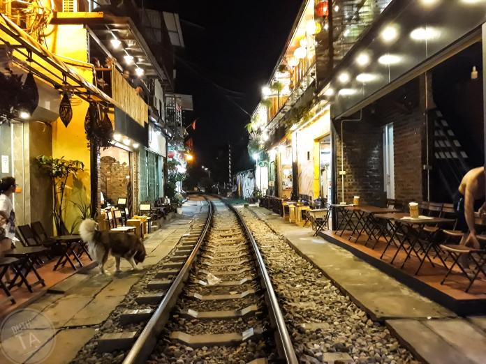 ▲越南舊城區鐵道附近的咖啡館。（圖／KKday）