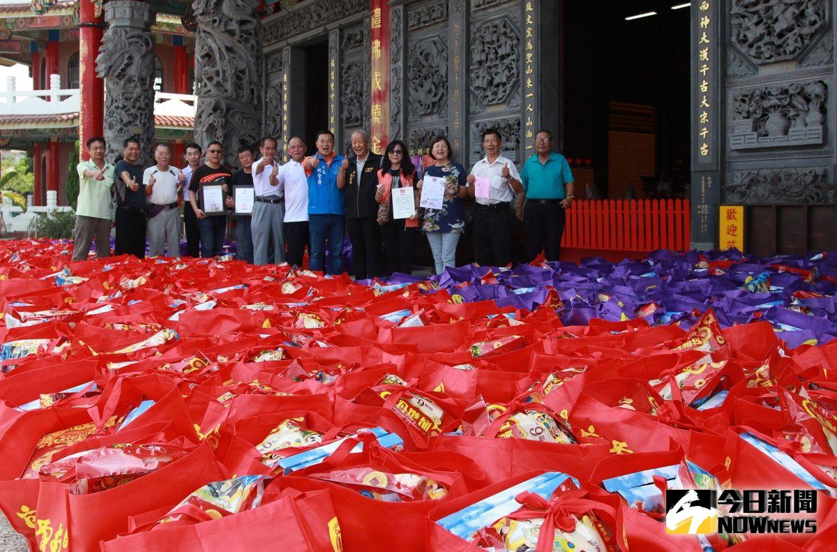 ▲南聖宮捐獻普渡物資，每包15公斤重物資共583包。（圖／記者蘇榮泉攝，2019.08.28）