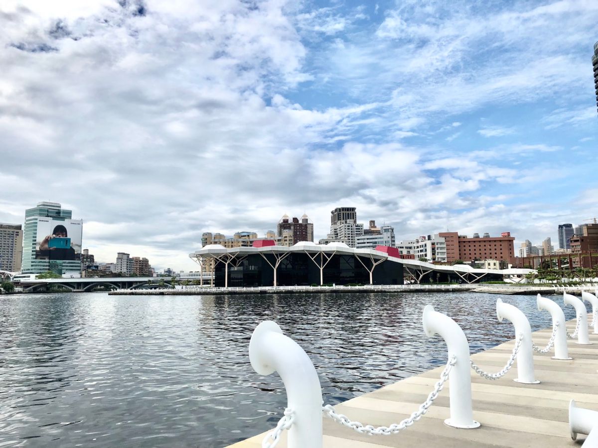 ▲高雄前鎮區過去被凱旋路沿線鐵軌切割，形成南北兩大生活圈，房價價差2成。圖為北前鎮亞洲新灣區。（圖／信義房屋提供）