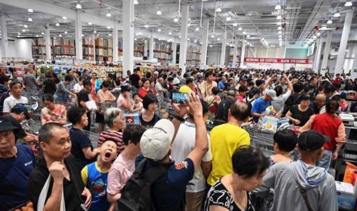 ▲中國大陸首間好市多 27 日於上海開幕，立即引發暴動，短短 4 小時之內就因人潮爆多而宣布「暫停營業」，讓許多消費者大感不滿。（圖／翻攝自微博）