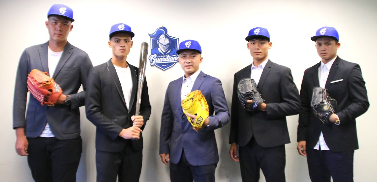 ▲富邦和五新秀簽約　戴云真、楊程皓退伍後再議。（圖／富邦提供）