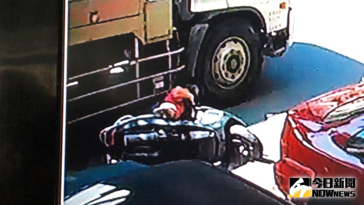 ▲「三立清潔事業有限公司」的水肥車與廖婦所騎的機車發生擦撞。（圖／記者陳聖璋攝，2019.08.28）