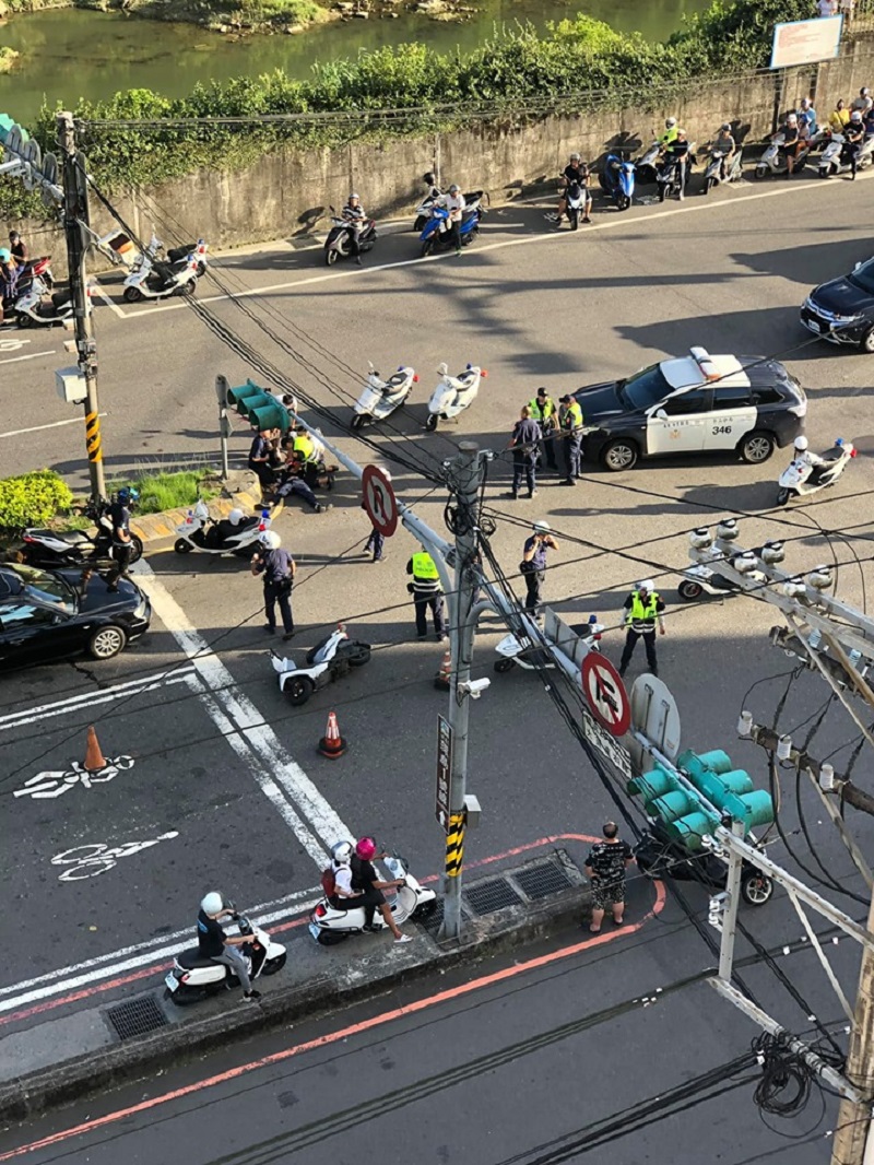 ▲新北市汐止派出所薛姓警員今追捕嫌犯時，不慎自撞分隔島，宣告不治。（圖／翻攝自臉書）