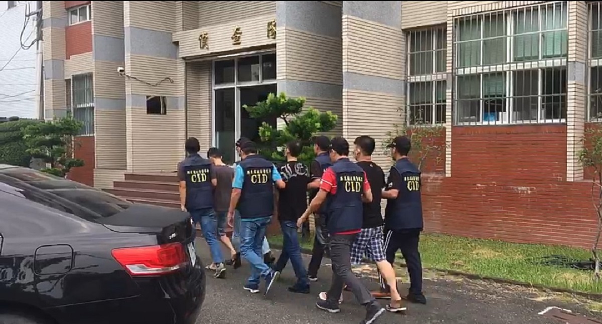 ▲屏東縣知名吳姓直播主前晚直播時，遭3名男子押走後被打斷手腳，警方昨(28)晚間9時許，在高雄市逮捕3名歹徒，將依妨害自由及重傷害罪函送法辦。(圖／記者郭凱杰翻攝，2019.08.29)