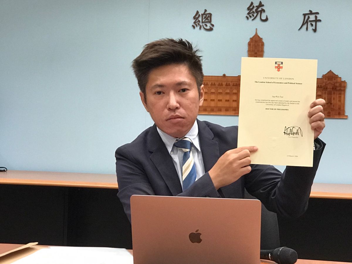 破解假學歷說法，總統府發言張惇涵29日秀出總統蔡英文倫敦政經學院的補發證書，還附有鋼印。（圖／記者林人芳攝，2019,08,29)