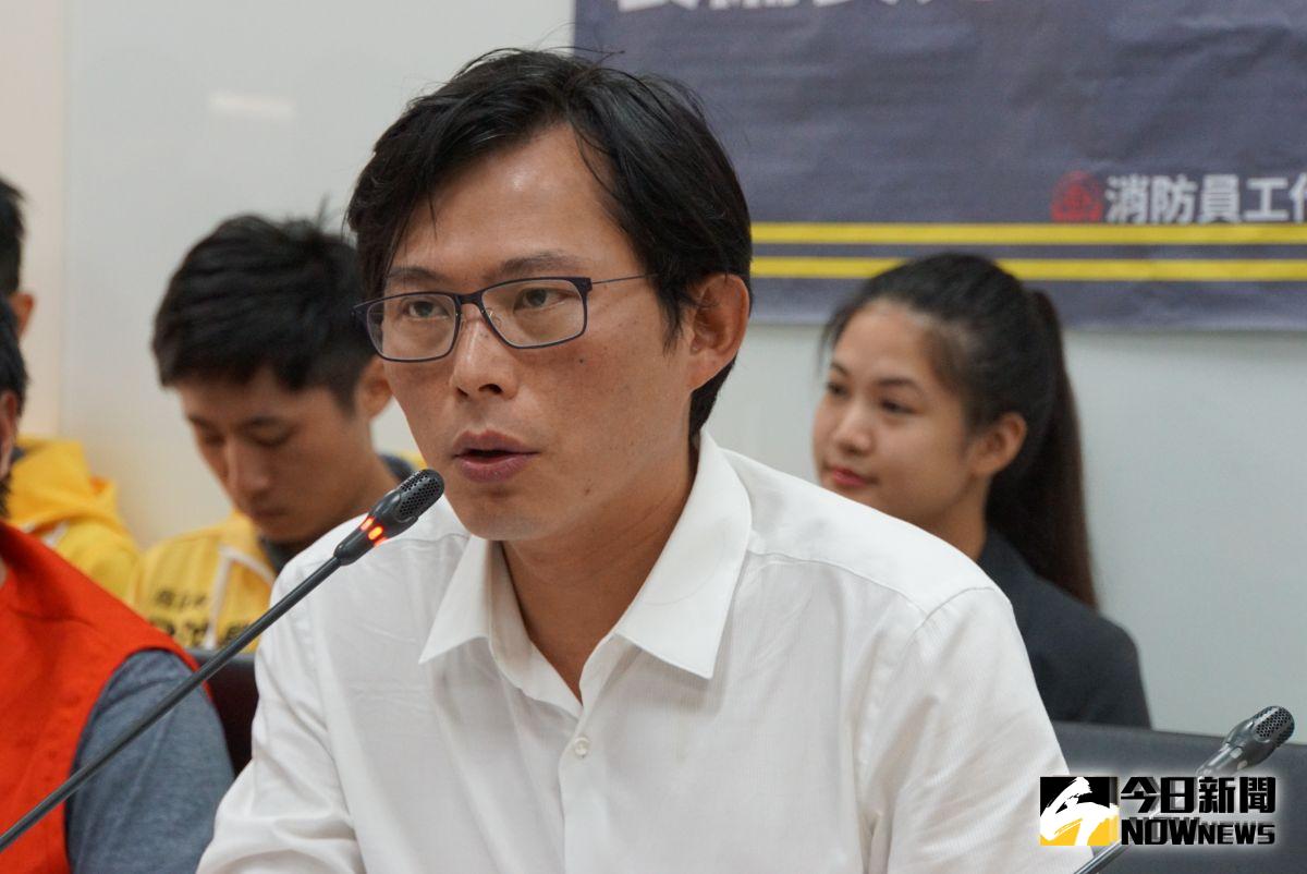 ▲學者賀德芬舉行記者會，指控蔡英文總統論文造假，立委黃國昌幫借場地稱先不知情。（圖／記者呂烱昌攝, 2019.8.29）