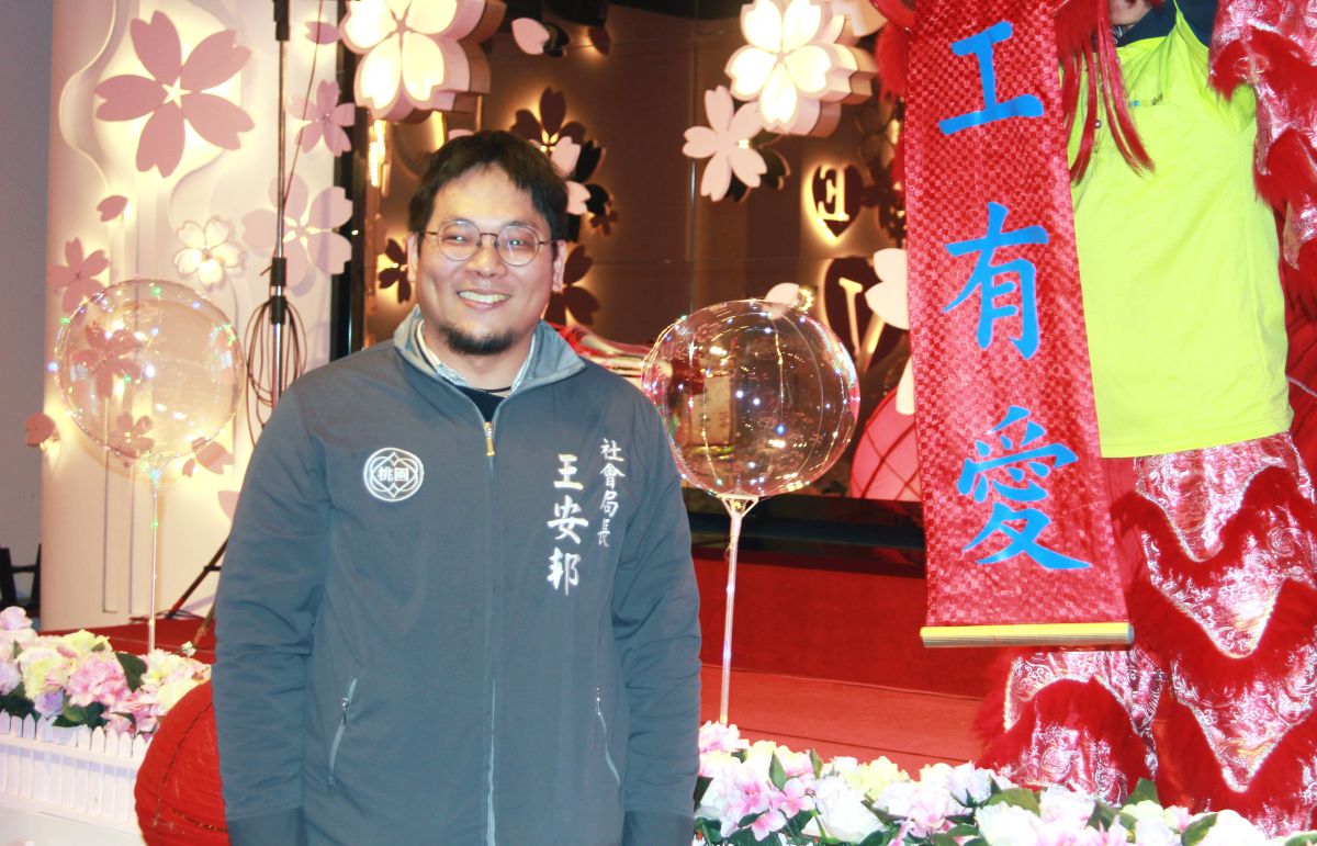 ▲王安邦為選舉幕僚出身，先前曾在蘇貞昌競選團隊及黨內工作，鄭文燦參選桃園市第一屆市長期間加入鄭的輔選團隊。（圖／桃園市政府社會局提供）