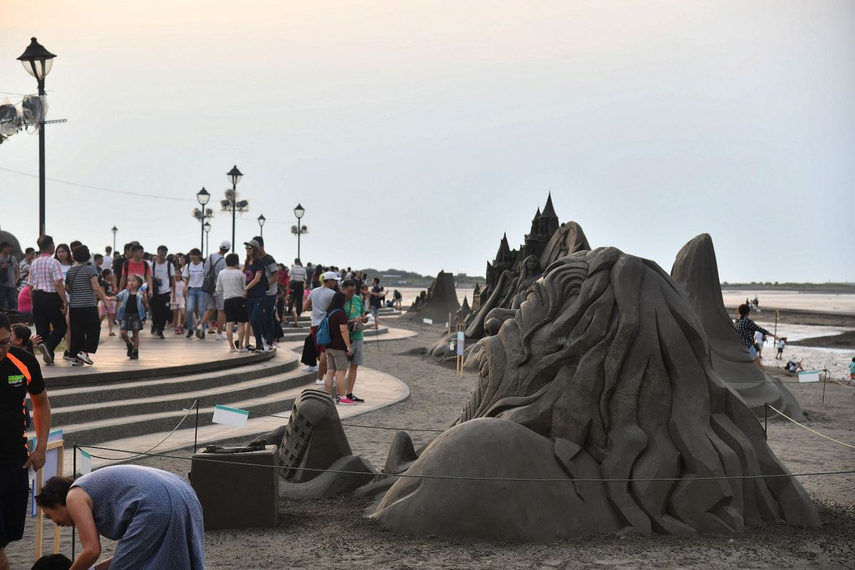 ▲新北市八里區9月7、8日將展示兩件快閃沙雕，民眾可現場見識沙雕師快速高超的雕刻技巧。（圖／新北市高灘處提供）