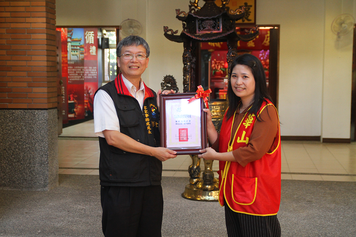 ▲華山三節會捐贈關懷禮給長輩，目前僅募得3成，客家事務處今捐贈上百份義民祭祭品，希望為社會注入一些溫暖。（圖／記者鄭志宏攝）